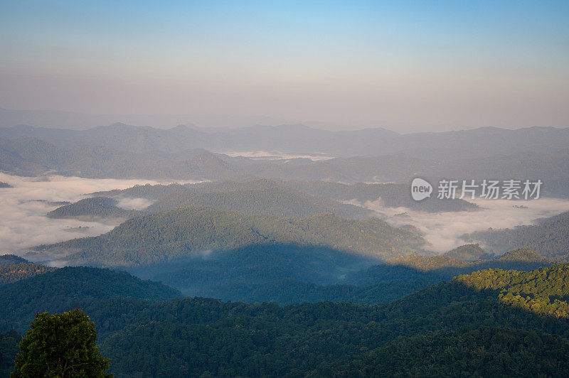 近距离的日落时刻在山与宇宙盛开在山上在Doi monjam清迈泰国北部